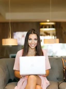 Sebagai brand kecantikan lokal yang konsisten mempercantik penampilan perempuan Indonesia, Dear Me Beauty kembali menyuguhkan produk inovatif. Cocok untuk menemanimu WFH selama masa isolasi diri. (Photo by Mimi Thian on Unsplash)