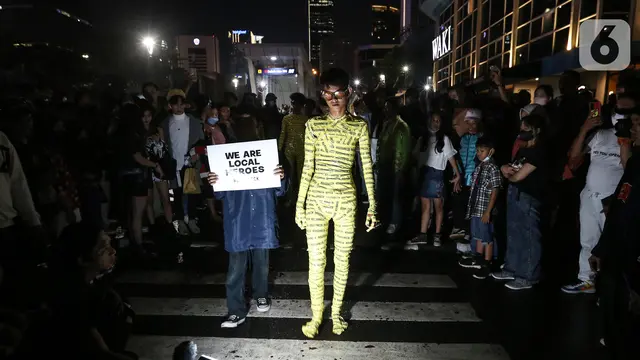 Model SCBD Ramaikan Citayam Fashion Week dengan Busana Roughneck 1991