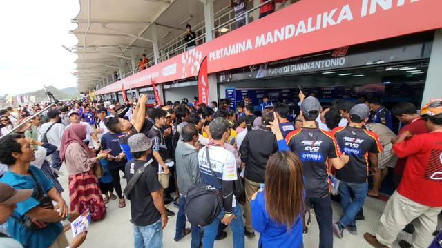 Arai Agaska Diserbu Fans saat Pit Lane Walk