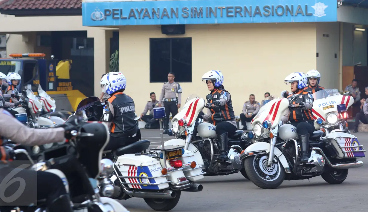 Sejumlah Polisi Wanita beraksi dengan Motor gedenya menunjukkan safety Riding yang benar dan aman saat apel di Korlantas Polri, Jakarta, Selasa (9/5). Jelang Bulan Ramadhan korlantas gelar Pasukan Operasi Patuh Jaya 2017. (Liputan6.com/Helmi Afandi)