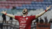 Striker Persija Jakarta, Marko Simic, melakukan selebrasi usai mencetak gol ke-4 saat melawan Borneo FC pada laga Shopee Liga 1 di Stadion Wibawa Mukti, Bekasi, Senin (11/11). Persija menang 4-2 atas Borneo. (Bola.com/Yoppy Renato)
