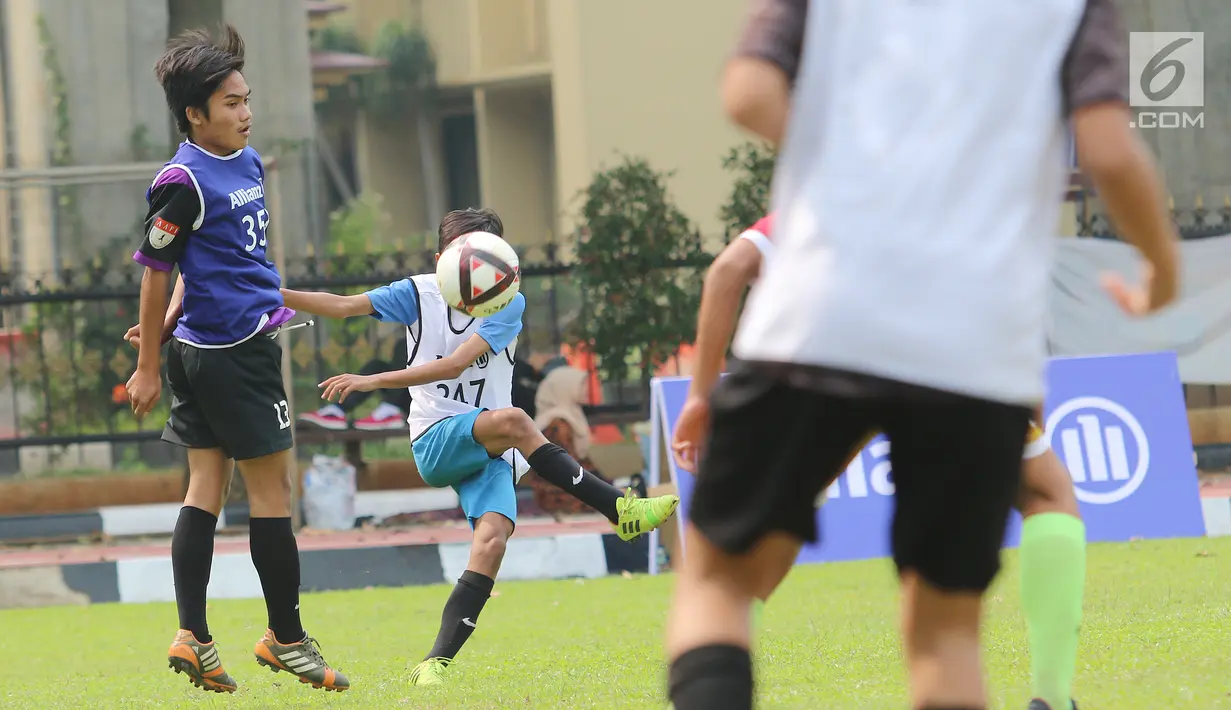 Para remaja bermain sepak bola dalam ajang pencarian bakat Allianz Junior Football Camp  di Lapangan Bhayangkara, Jakarta, Sabtu (8/7). Seleksi tahap pertama Allianz Junior Football Camp 2017 diikuti 350 remaja. (Liputan6.com/Fery Pradolo)