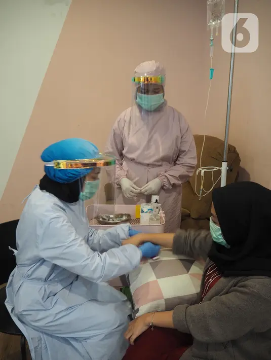 Perawat memberi cairan antioksidan saat perawatan tubuh wanita di The Aesthetics Salon, Jalan Raya Yasmin, Bogor, Jawa Barat, Minggu (14/6/2020). Saat ini, protokol kesehatan untuk memutus penyebaran COVID-19 telah menjadi kebiasaan masyarakat di berbagai sendi kehidupan. (merdeka.com/Arie Basuki)