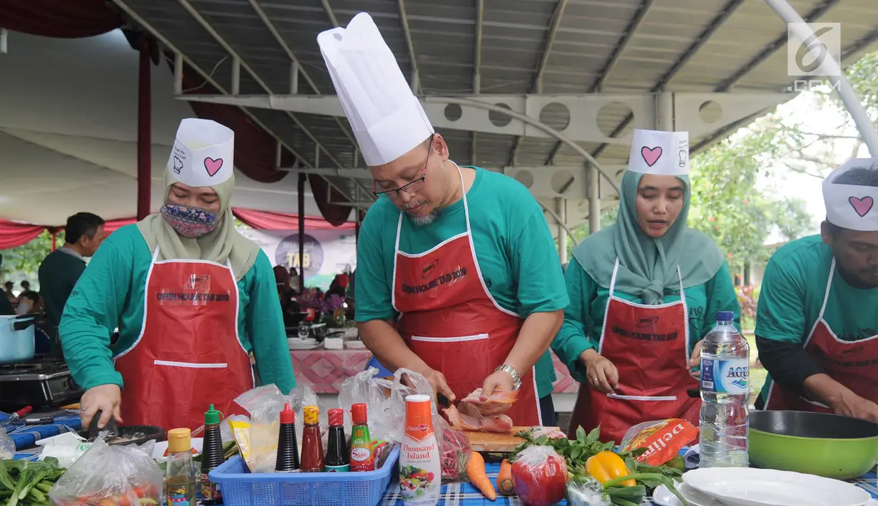 Karyawan Badan Pengkajian dan Penerapan Teknologi (BPPT) beradu cepat saat lomba masak di Puspitek, Setu, Tangerang Selatan, Kamis (24/1). Lomba masak ini bertema 'Masakan Nusantara'. (Merdeka.com/Arie Basuki)