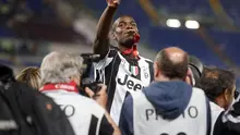  Gelandang Juventus, Paul Pogba (tengah) merayakan keberhasilan La Vecchia Signora menggapai gelar juara Liga Italia Serie A 2015-2016 (21/5/2016). Pogba terus diburu Manchester United.  (EPA/Riccardo Antimiano)