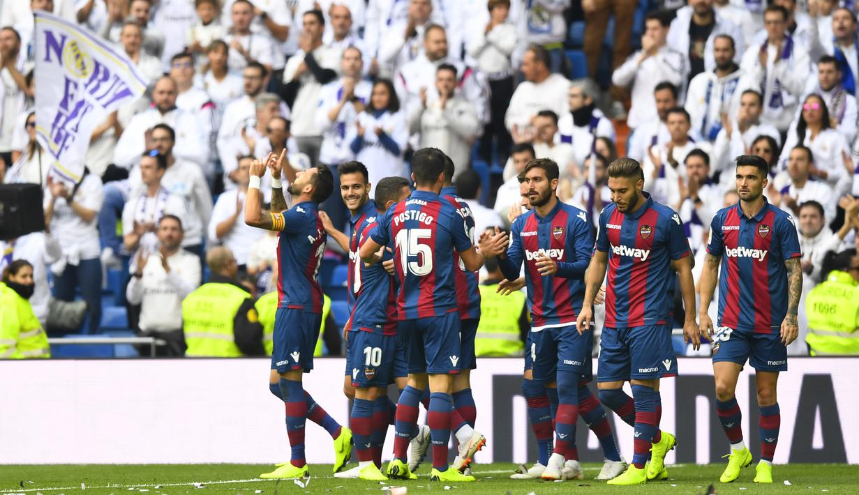 Para pemain Levante, merayakan gol yang dicetak Luis Morales ke gawang Real Madrid pada laga La Liga Spanyol di Stadion Santiago Bernabeu, Madrid, Sabtu (20/10). Madrid kalah 1-2 dari Levante. (AFP/Gabriel Bouys)