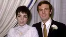 Liza Minnelli menikah dengan Peter Allen dari 1967-1979. Peter pun lalu mengaku sebagai gay dan telah lama berpacaran dengan Gregory Connell. (Broadly)