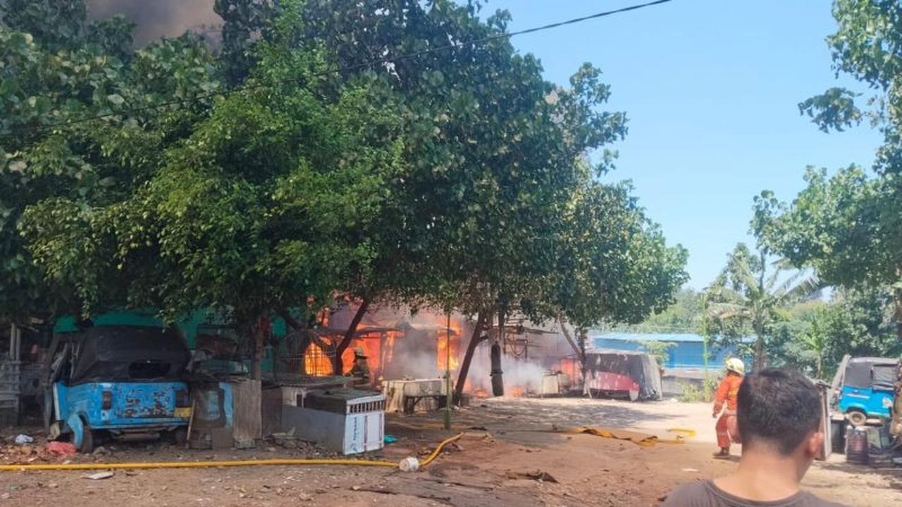 Kebakaran Hebat Hanguskan 10 Rumah dan Dua Lapak di Pesanggrahan Jakarta Selatan
