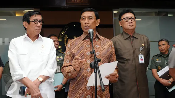 Menkopohukam Wiranto (tengah) mengumumkan pembubaran ormas Hizbut Tahrir Indonesia (HTI) di Jakarta, Senin (8/5). Dalam jumpa pers hadir Kapolri Jenderal Tito Karnavian, Mendagri Tjahjo Kumolo dan Menkumham Yasonna Laoly. (Liputan6.com/Helmi Fithriansyah)