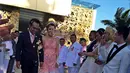 Usai janji nikah, Bella Shofie - Suryono disambut tabur bunga. (Fathan Rangkuti/Bintang.com)