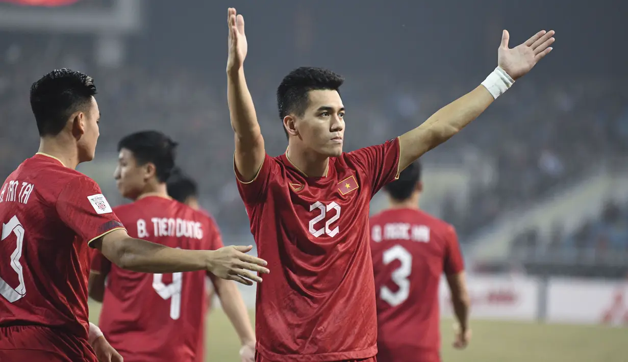 Selebrasi pemain Timnas Vietnam, Nguyen Tien Linh (kanan) usai menjebol gawan Indonesia dalam laga leg kedua semifinal Piala AFF 2022 yang berlangsung di My Dinh Stadium, Hanoi, Senin (9/1/2023). Nguyen Tien Linh memborong dua gol kemenangan bagi Vietnam. (AP Photo/Nguyen Manh Quan)