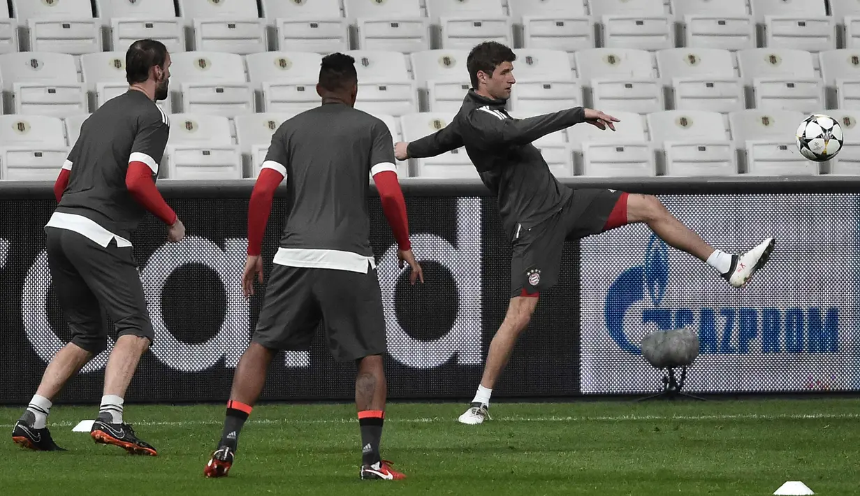 Penyerang Bayern Munchen, Thomas Thomas Mueller (kanan) berusaha mengontrol bola saat latihan di Stadion Vodafone Park di Istanbul (13/3). Pada leg pertama Munchen menang besar 5-0 atas Besiktas di Jerman. (AFP Photo/Ozan Kose)
