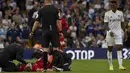 Reaksi bek Leeds United, Junior Firpo ketika melihat striker Liverpool Harvey Elliott mendapat bantuan setelah menderita cedera kaki serius menyusul tekel oleh lawannya, Pascal Struijk pada pekan keempat Liga Inggris di Elland Road, Minggu (12/9/2021). (AP Photo/Rui Vieira)