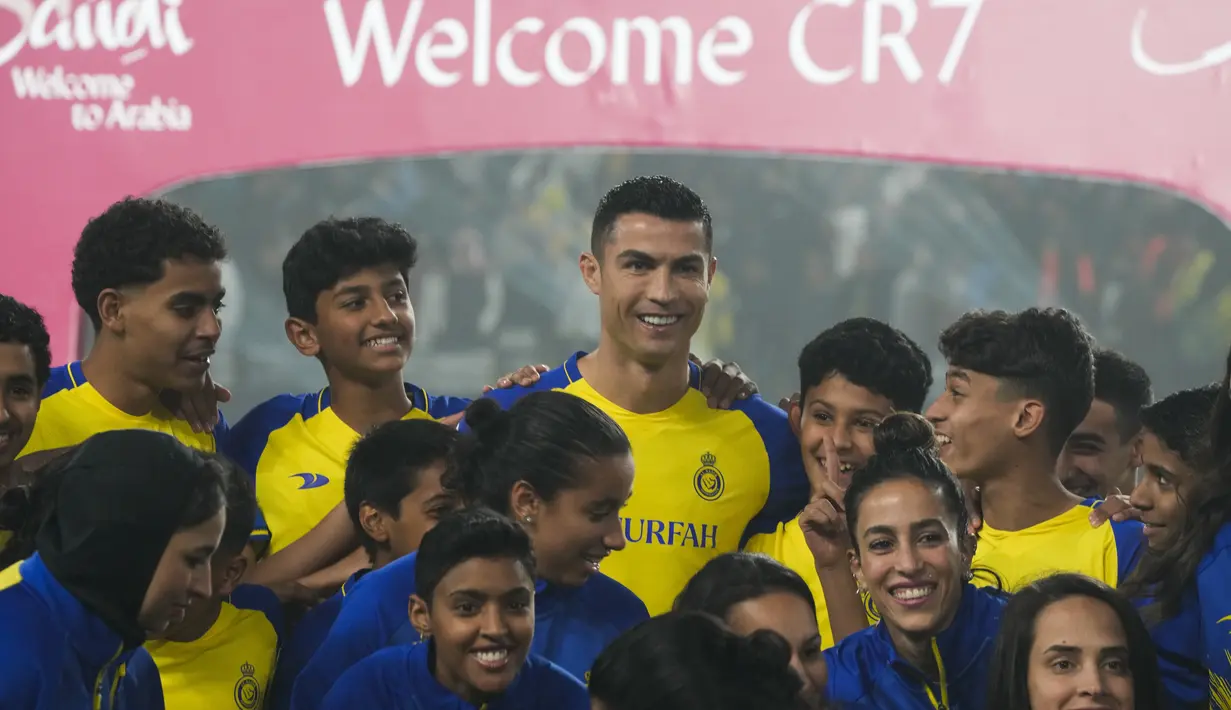 Cristiano Ronaldo tersenyum saat perkenalan resminya sebagai pemain baru klub Al Nassr di Riyadh, Arab Saudi, Selasa (3/1/2023). Ronaldo, yang telah memenangkan lima penghargaan Ballon d'Ors sebagai pemain sepak bola terbaik di dunia dan lima gelar Liga Champions, akan bermain di luar Eropa untuk pertama kalinya dalam karirnya. (AP Photo/Amr Nabil)