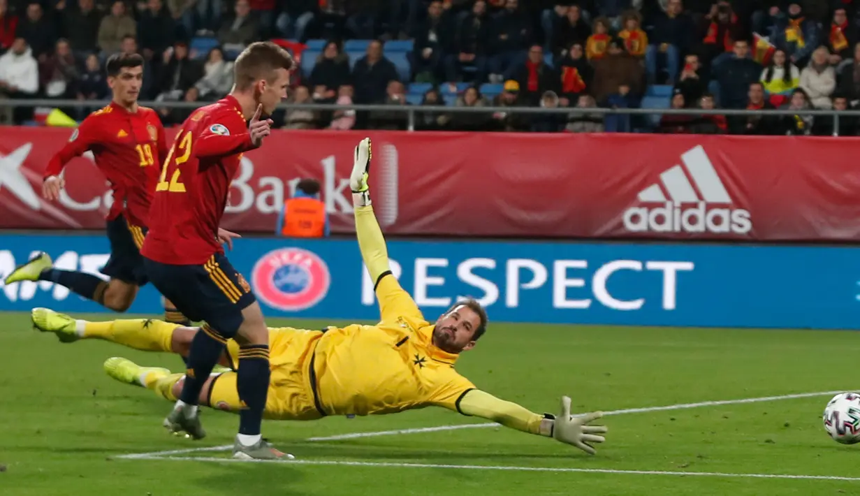 Pemain Spanyol Dani Olmo mencetak gol ke gawang Malta yang dijaga Henry Bonello pada babak kualifikasi Grup F Piala Eropa 2020 di Stadion Ramon de Carranza, Cadiz, Spanyol, Jumat (15/11/2019). Spanyol menang 7-0. (AP Photo/Miguel Morenatti)