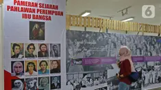 Pengunjung melihat pameran Peringatan Hari Ibu di Museum Kebangkitan Nasional, Jakarta, Minggu (22/12/2019). Pameran ini dalam rangka memperingati Hari Ibu dengan memamerkan literasi sejarah pahlawan ibu bangsa yang di tulis kembali oleh sekolah darurat kartini. (Liputan6.com/Herman Zakharia)