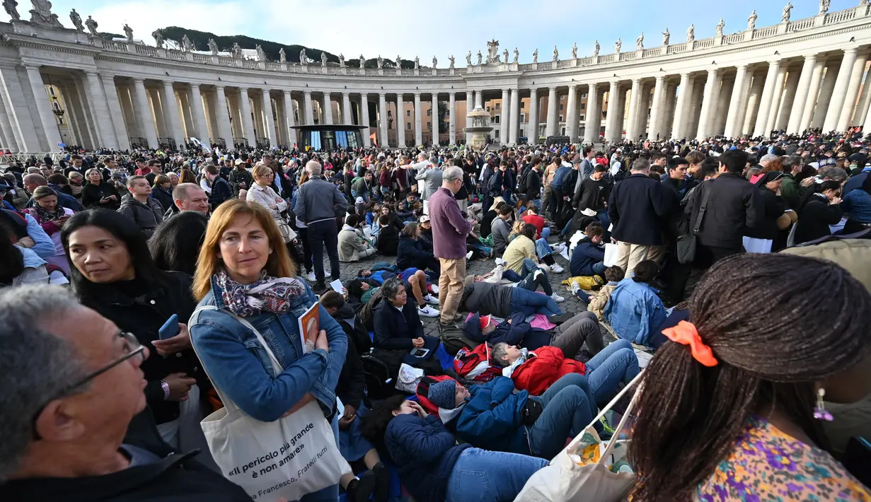 Misa pemakaman Paus Fransiskus akan berlangsung Sabtu (26/4/2025) pukul 10.00 waktu setempat atau 15.00 WIB. (Andreas SOLARO/AFP)