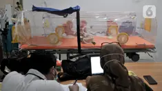 Petugas menyiapkan alat pendukung perawatan pasien virus corona COVID-19 di Rumah Sakit Darurat Penanganan COVID-19 di Wisma Atlet Kemayoran, Jakarta, Minggu (22/3/2020). RS Darurat Penanganan COVID-19 hampir 100 persen rampung. (merdeka.com/Iqbal S. Nugroho)