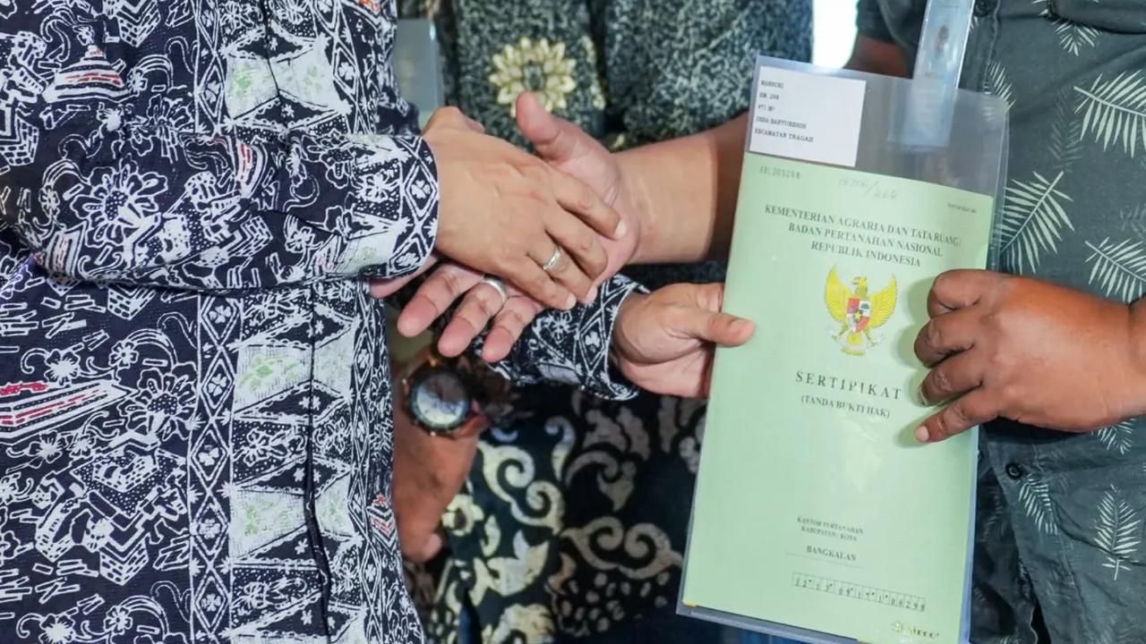 Bagikan 500 Sertifikat Tanah di Bangkalan, Wamen Raja Juli Antoni: Bisa Meningkatkan Taraf Hidup