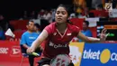 Tunggal putri Indonesia, Gregoria Mariska Tunjung mengembalikan kok ke arah Goh Jin Wei (Malaysia) pada babak pertama Indonesia Masters 2018 di Istora Senayan, Jakarta, Rabu (24/1). Gregoria kalah 14-21, 21-19, 12-21. (Liputan6.com/Helmi Fithriansyah)