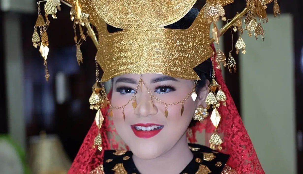 Cantiknya Kahiyang Ayu dengan kebaya merah adat Mandailing. (Sumber foto: barry_irawan/instagram)