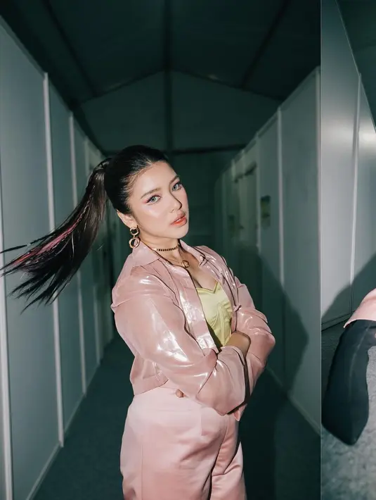 Selain gaun, blus shimmer seperti yang dikenakan Tiara Andini  juga tak kalah menawan. Tiara melengkapi gayanya dengan top hijau cerah dan bawahan warna senada dengan atasannya. [@tiaraandini]