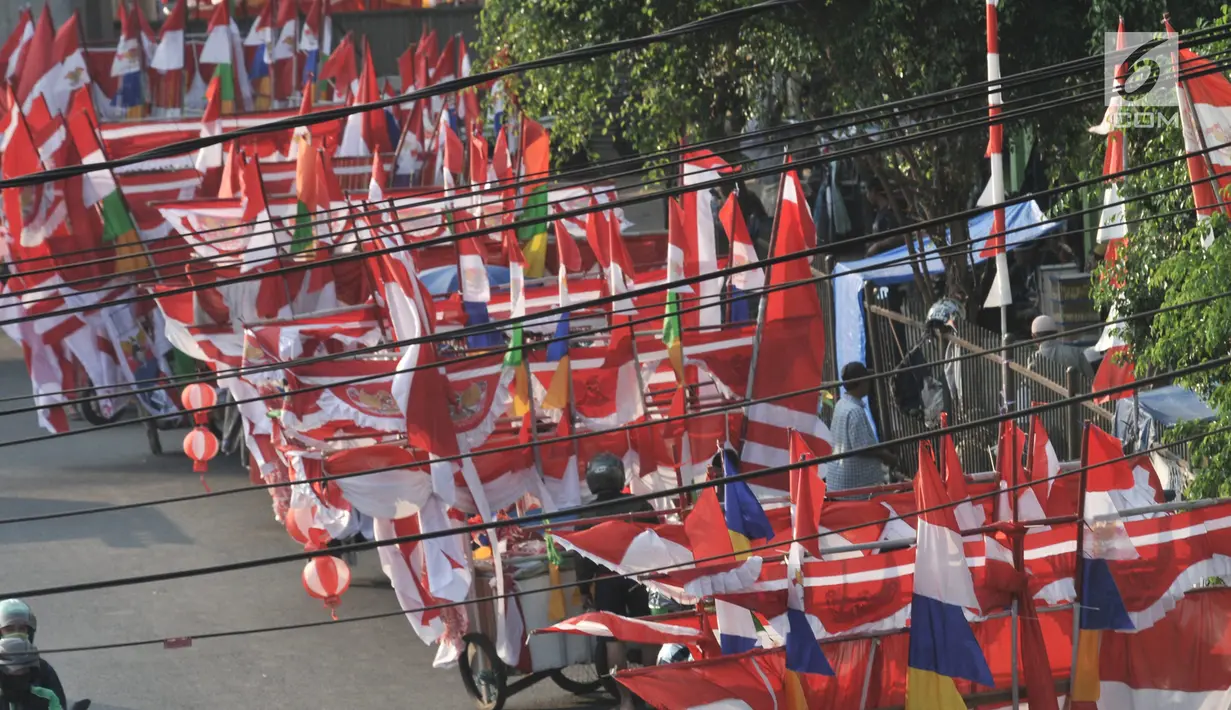 Kendaraan melintasi pedagang musiman bendera Merah Putih dan pernak-pernik Hari Kemerdekaan di kawasan Jatinegara, Jakarta, Kamis (1/8/2019). Menjelang 17 Agustus, pedagang musiman pernak-pernak Hari Kemerdekaan mulai bermunculan di pasar dan pinggir jalan Ibu Kota. (merdeka.com/Iqbal S Nugroho)