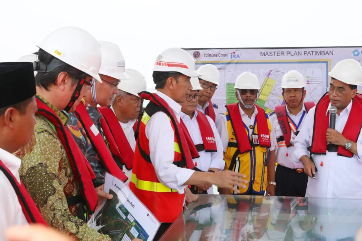 Presiden Jokowi tinjau pelabuhan Patimban, didampingi Menhub Budi Karya Sumadi, Menteri PUPR Basuki Hadimuljono dan Seskab Pramono Anung. Foto: Dok Kementerian Perhubungan