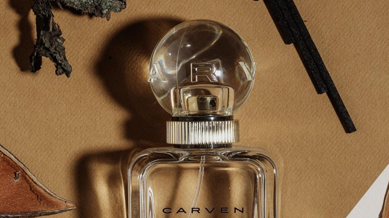 Parfum adalah seni yang mengundang indra penciuman untuk menjelajahi dunia beragam aroma. Jenis aroma parfum mencerminkan karakteristik yang unik, menciptakan pengalaman sensoris yang tak terlupakan. Dari segar dan ringan hingga hangat dan mewah, aroma pa