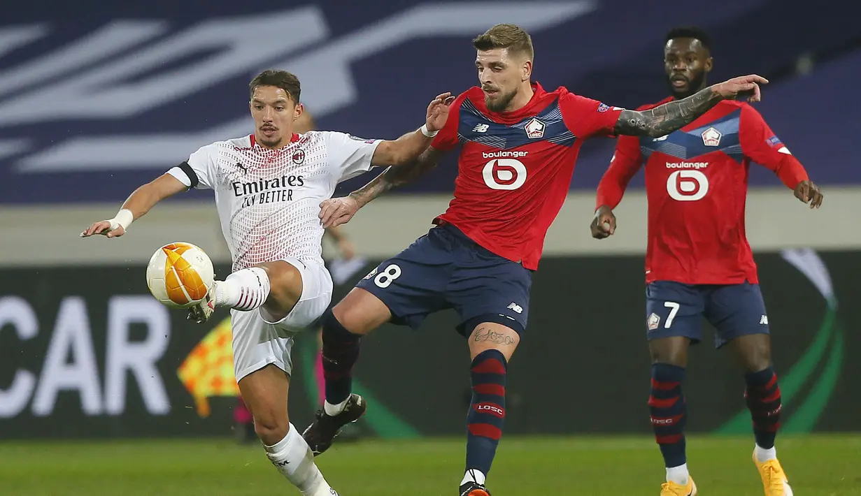 Gelandang AC Milan, Ismael Bennacer (kiri) berebut bola dengan pemain Lille, Xeka pada pertandingan lanjutan Grup H Liga Europa di stadion Stade Pierre Mauroy di Villeneuve d'Ascq, Prancis, Kamis (26/11/2020). AC Milan bermain imbang 1-1 atas Lille. (AP Photo/Michel Spingler)