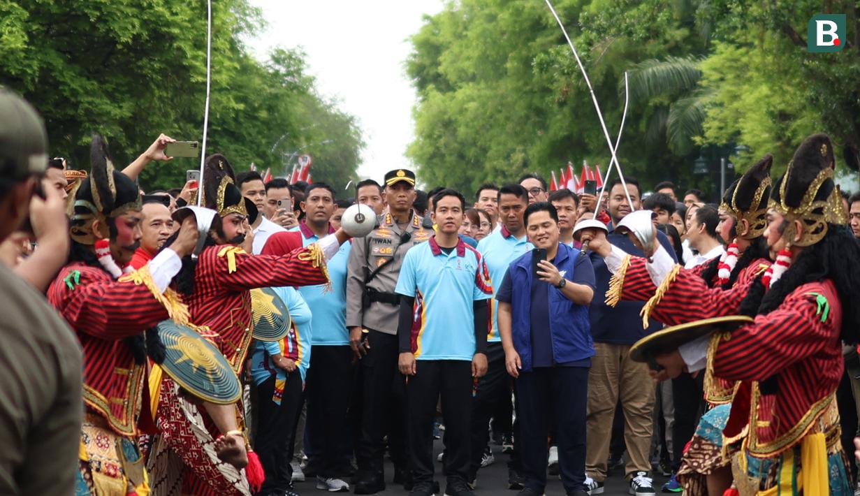 Kemeriahan acara Trophy Experience Piala Dunia U-17 2023 yang berlangsung dari Stadion Sriwedari menuju kawasan Pura Mangkunegaraan, Minggu (5/11/2023) dihadiri oleh Ketua Umum PSSI, Erick Thohir dan Walikota Solo, Gibran Rakabuming Raka serta ribuan masyarakat. (Bola.com/Radifa Arsa)