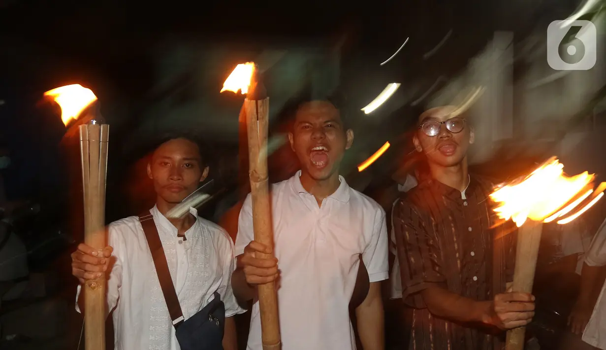 Sejumlah warga saat melakukan pawai obor di Kawasan Rempoa, Tangerang Selatan, Rabu (19/08/2020). Pawai obor tersebut dilakukan dalam rangka menyambut peringatan tahun baru Islam 1 Muharram 1442 H. (Liputan6.com/Herman Zakharia)