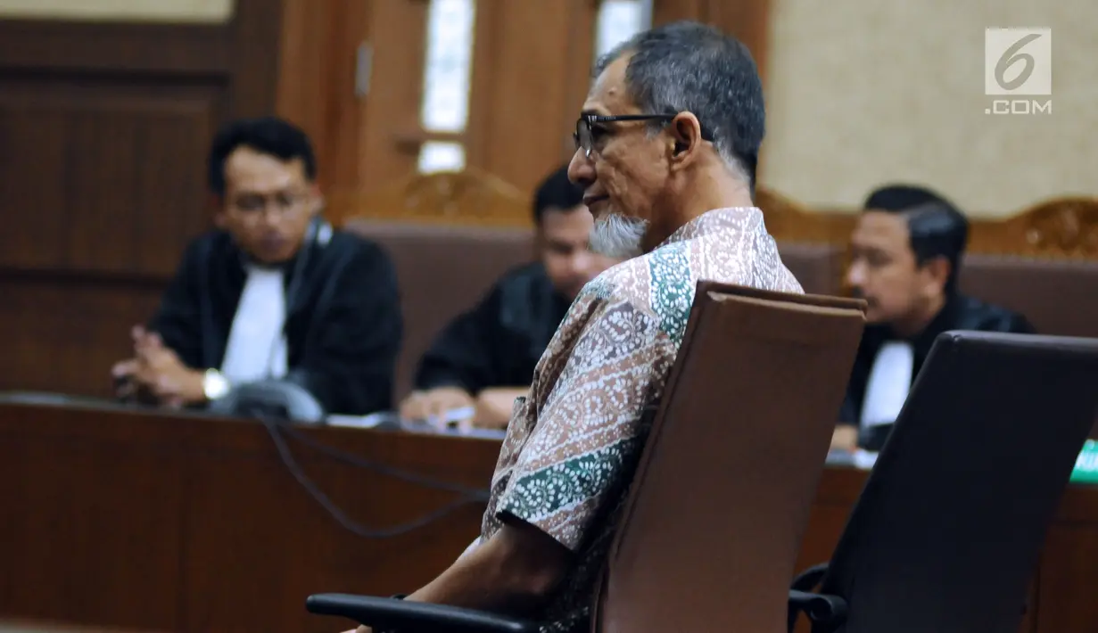 Tersangka dugaan suap pengadaan monitor satelit Bakamla, Nofel Hasan saat mengikuti sidang perdana di Pengadilan Tipikor, Jakarta, Rabu (3/1). Dalam kasus tersebut, Nofel diduga menerima suap sebesar SGD 104.500. (Liputan6.com/Helmi Fithriansyah)