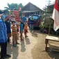 Warga Kampung Pemulung Hormat Bendera Merah Putih Dan Nyanyikan Lagu Indonesia Raya Untuk Dapatkan Nasi Bungkus Gratis. (Selasa, 17/08/2021). (Liputan6.com/Yandhi Deslatama).