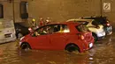 Kendaraan terjebak kemacetan di tengah banjir yang melanda terowongan (underpass) Cawang, Jalan MT Haryono, Jakarta, Selasa (12/12). Hujan deras yang mengguyur sebagian Jakarta mengakibatkan banjir di kawasan ini. (Liputan6.com/Herman Zakharia)