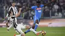 Pemain Juventus, Stephan Lichtsteiner  menghadang gerakan pemain Napoli, Amadou Diawara pada lanjutan Serie A di Juventus Stadium, Turin, Italy, (29/10/2016). (REUTERS/Giorgio Perottino)