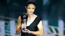 Pemain Barcelona asal Spanyol, Aitana Bonmati menerima penghargaan Pemain Wanita Terbaik pada FIFA Football Awards 2023 di Eventim Apollo, Hammersmith, London, Inggris, Senin (15/1/2024). (AP Photo/Kirsty Wigglesworth)