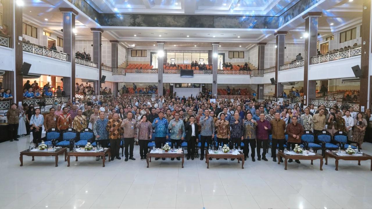 Menko PM Abdul Muhaimin Iskandar dan Menteri Ekonomi Kreatif/Kepala Badan Ekonomi Kreatif, Teuku Riefky Harsya saat hadiri Akad massal KUR 1.000 UMKM Ekonomi Kreatif di Bali