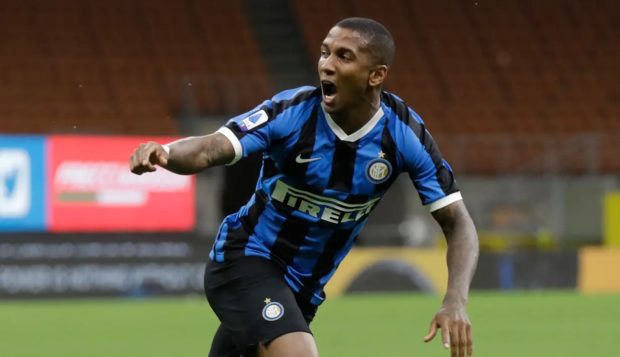 Bek Inter Milan,  Ashley Young  berselebrasi usai mencetak gol ke gawang Torino pada pertandingan lanjutan Liga Serie A Italia di stadion San Siro di Milan, Italia (13/7/2020). Inter Milan menang telak 3-1 atas Torino. (AP Photo/Luca Bruno)
