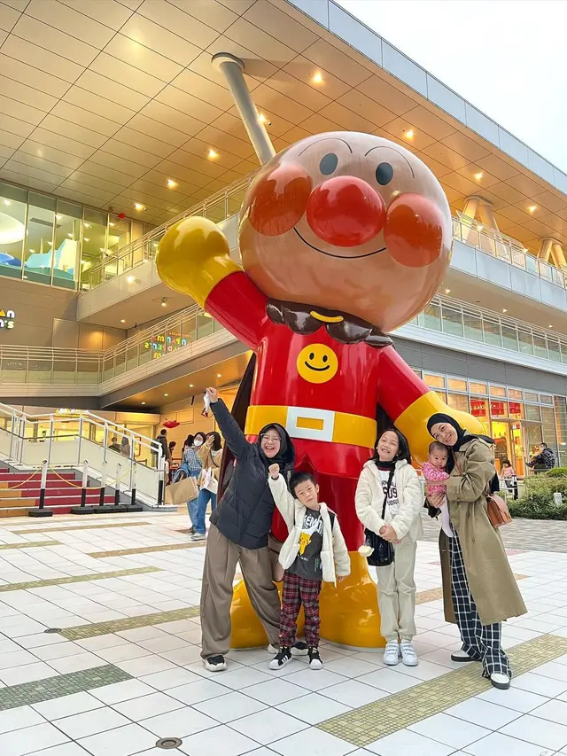 Boneka Anpanman yang besar berada di depan mal di Jepang, Dian Ayu Lestari dan anak-anak juga tak lupa berpose dengannya. (Foto: Instagram/@dianayulestari)