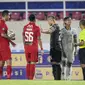Pemain Arema FC, Johan Ahmat Farizi (kanan kedua) memprotes wasit usai memberikan kartu merah kepada Kushedya Hari Yudo saat laga pekan ketujuh BRI Liga 1 2021/2022 melawan Persija Jakarta di Stadion Manahan, Solo, Minggu (17/10/2021). (Bola.com/Bagaskara Lazuardi)