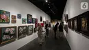 Pengunjung saat mengamati karya seni kontemporer yang sedang dipamerkan di Distrik Seni, Gedung Sarinah, Jakarta Pusat, Senin (13/6/2022). Distrik Seni menghadirkan pameran seni Berdikari yang menampilkan karya dari maestro A.D Pirous, Sunaryo, Dolorosa Sinaga, Sri Astari, hingga kolektif Gardu House, Rux Container, dan Tromarama. (Liputan6.com/Johan Tallo)
