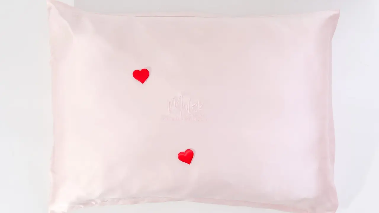 Sarung Bantal Hingga Eye Mask Jadi Kado Valentine Terunik