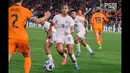 Pemain Timnas Indonesia Putri, Claudia Scheunemann berusaha melewati pemain Timnas Belanda saat laga uji coba yang berlangsung di Stadion Devijverberg, Doetinchem, Belanda, Sabtu (26/10/2024) WIB. (Dok. PSSI)