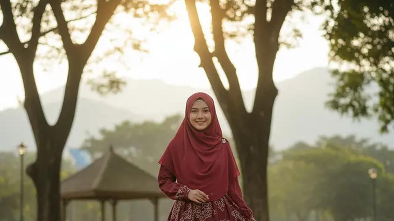 9 Gamis Batik Kombinasi Kain Polos Cocok untuk Pesta, Elegan Saat Kondangan