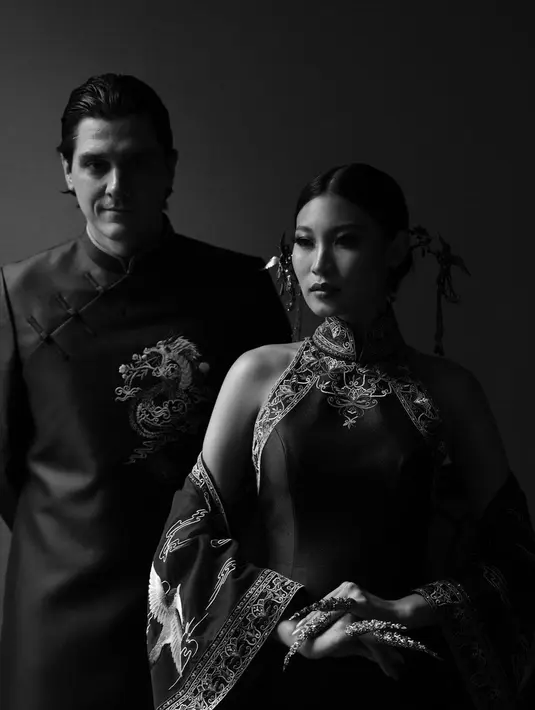 Potret menawan dari prosesi sangjit Patricia Gouw dan Daniel Bertoli. Dalam potret hitam-putih yang luar biasa, Patricia Gouw memilih nuansa biru untuk cheongsam yang dikenakannya dan dekorasi berwarna merah. Foto: Instagram.