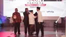 Cawapres nomor urut 02 Sandiaga Uno mencium tangan Cawapres nomor urut 01 Ma'ruf Amin saat Debat Perdana Capres 2019 di Gedung Bidakara, Pancoran, Jakarta Selatan, Kamis (17/1). (Liputan6.com/Faizal Fanani)