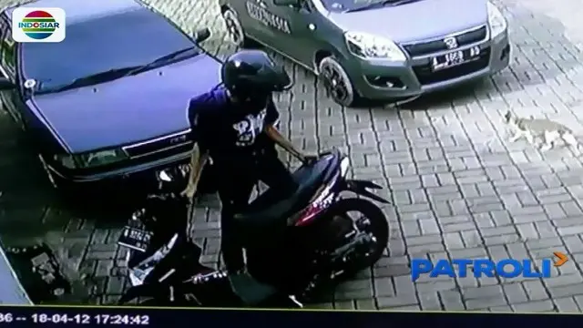 Dua pelaku pencurian terekam CCTV mengambil sebuah motor hitam yang terparkir di halaman depan kantor radio Megaswara, Banten.