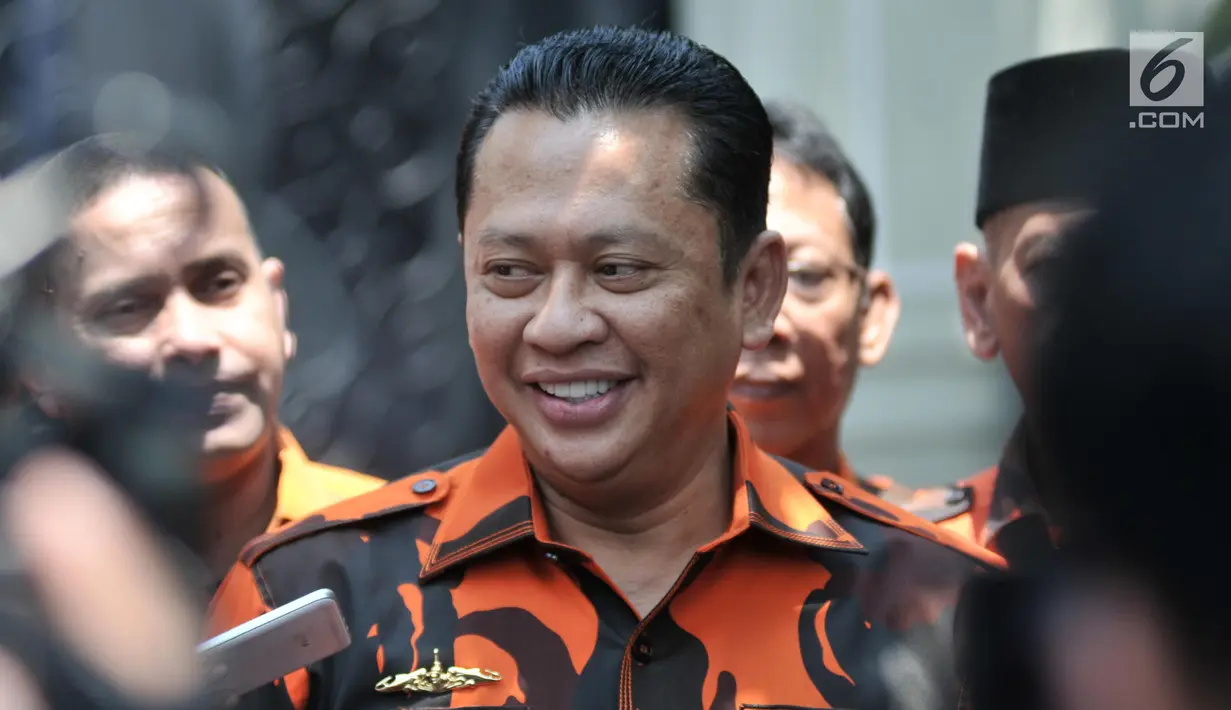 Wakil Ketua Umum Pemuda Pancasila, Bambang Soesatyo memberikan keterangan usai pertemuan dengan Wakil Presiden terpilih Ma'ruf Amin di Jakarta, Rabu (11/9/2019). Kedatangan Bamsoet untuk mengundang Ma'ruf Amin menghadiri Musyawarah Besar ke-10 Pemuda Pancasila di Medan. (merdeka.com/Iqbal Nugroho)