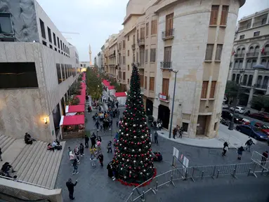 Sebuah pohon Natal terlihat di pusat kota Beirut, Lebanon, pada 13 Desember 2020. Baru-baru ini, berbagai dekorasi Natal telah dipasang di pusat kota Beirut untuk menyambut liburan Natal dan Tahun Baru mendatang meski sedang dilanda pandemi COVID-19 dan krisis ekonomi. (Xinhua/Bilal Jawich)